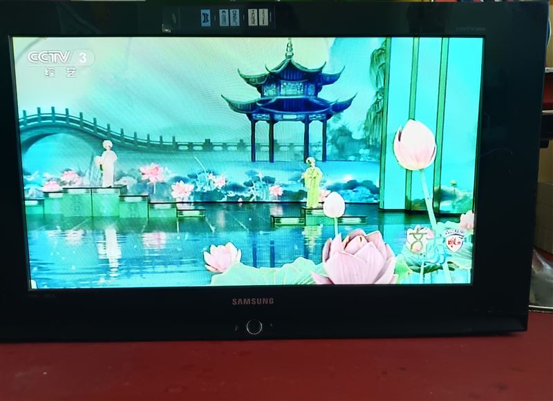 出售32英寸電視，安電視掛架15204851961
