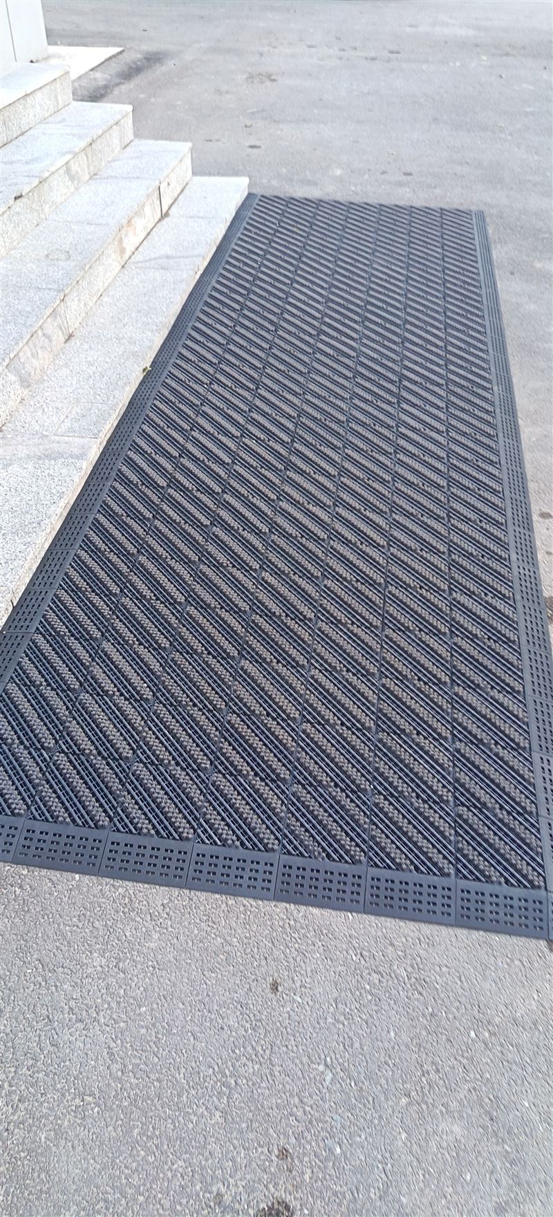 鋪地毯；樓梯地毯、塑膠踏步；塑膠地板。