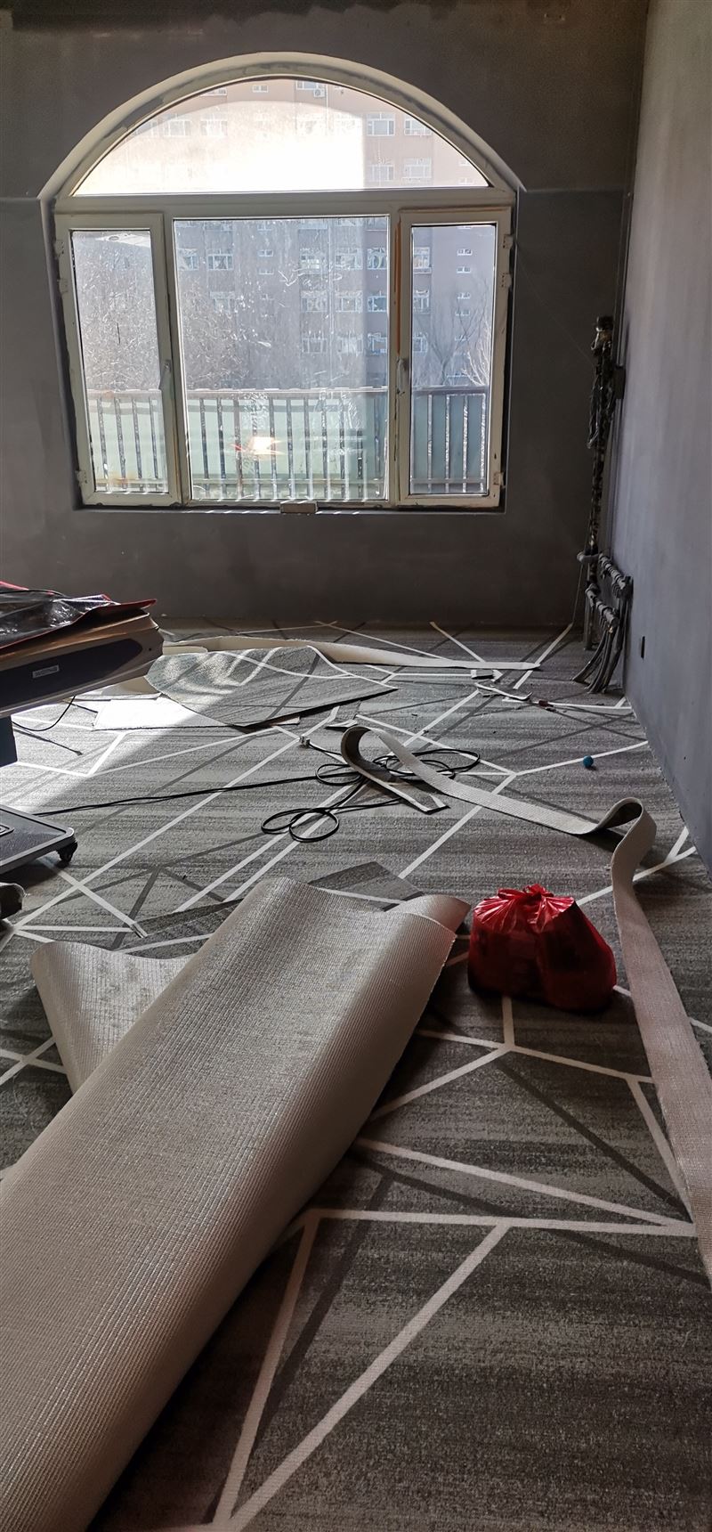 鋪地毯；樓梯踏步；塑膠地板。 