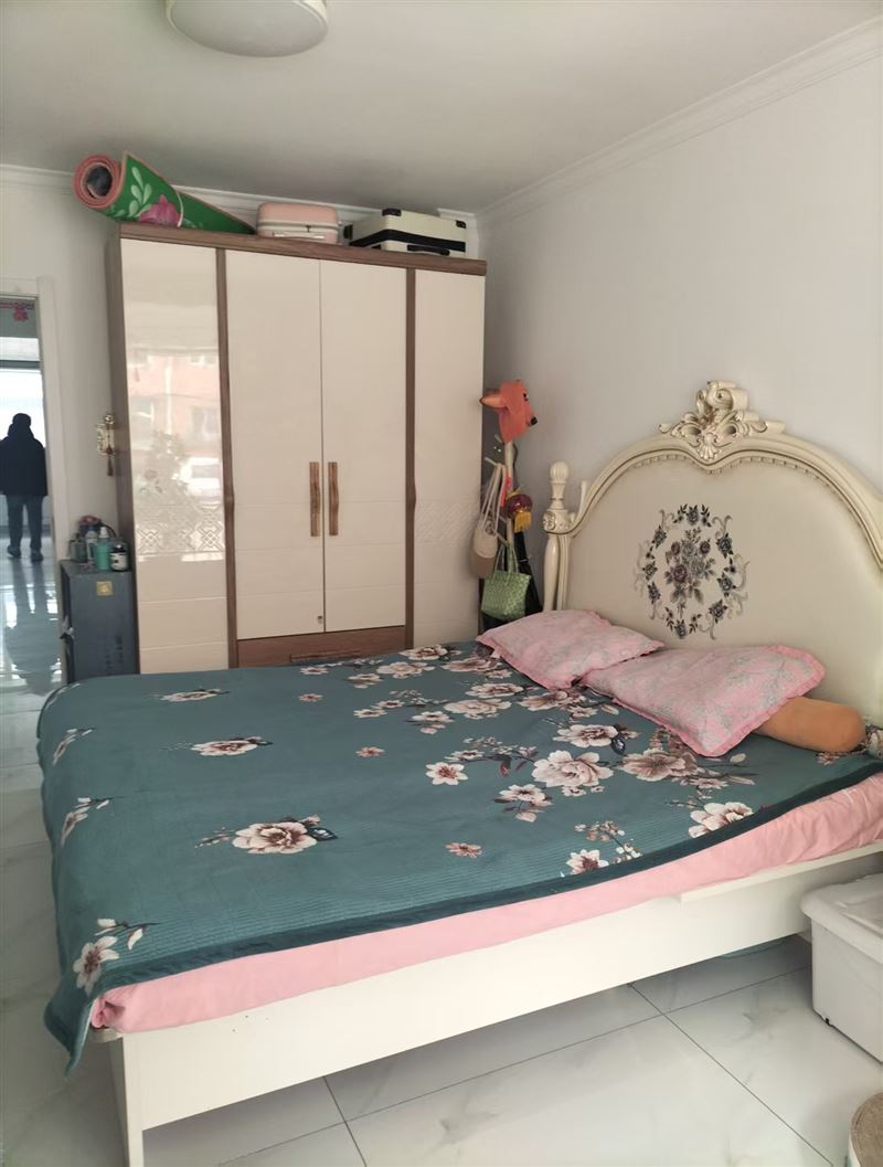 平安東區(qū)一樓 三室南北通透 家電家具 齊全 帶倉(cāng)房