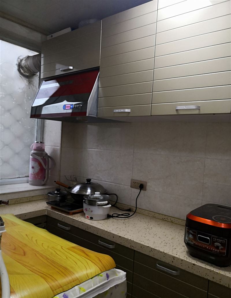 出租批發(fā)城北門(mén)對(duì)面63平米的2樓商鋪