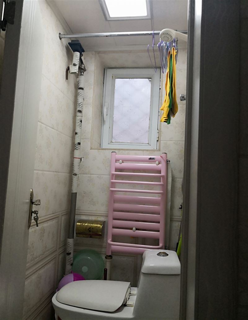 出租批發(fā)城北門(mén)對(duì)面63平米的2樓商鋪