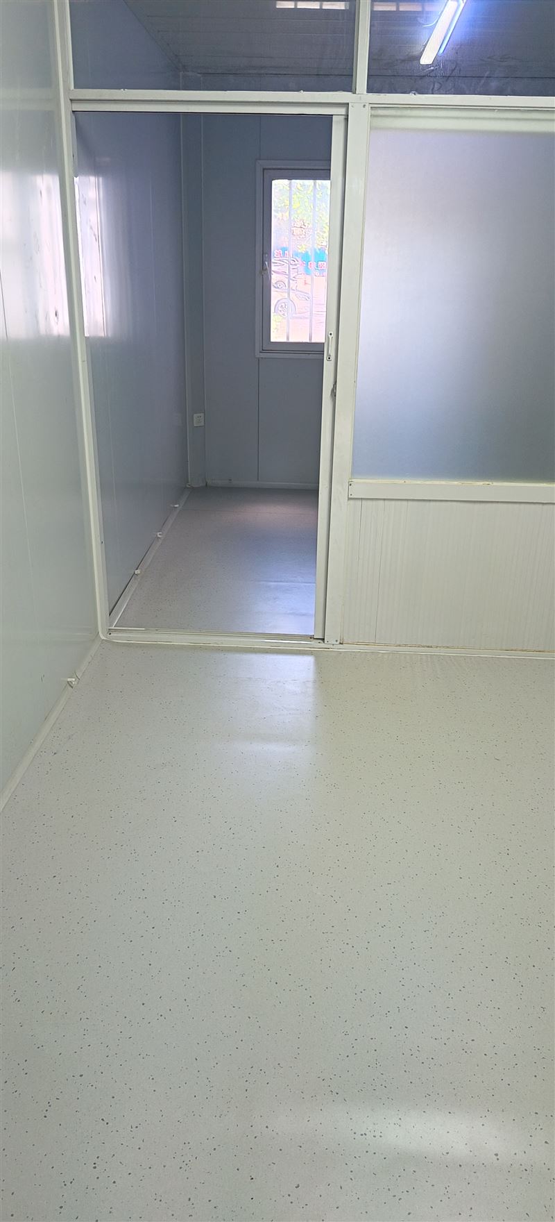 鋪地毯；樓梯地毯、塑膠踏步；塑膠地板