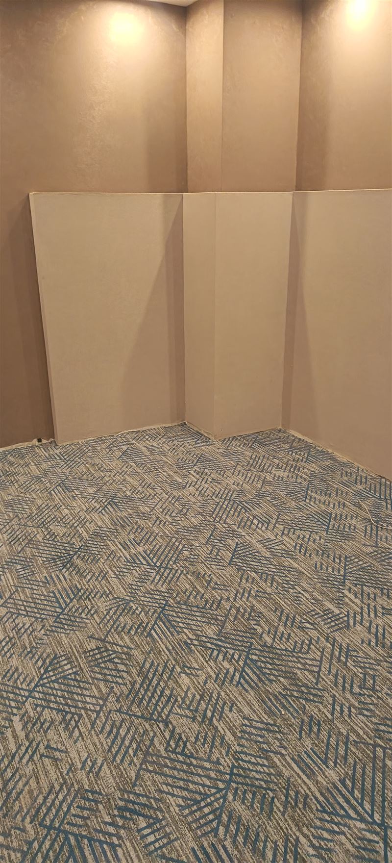 鋪地毯；樓梯地毯、塑膠踏步；塑膠地板