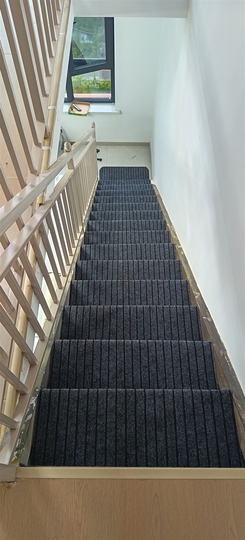 鋪地毯；樓梯地毯、塑膠踏步；塑膠地板