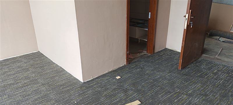 鋪地毯；樓梯地毯、塑膠踏步；塑膠地板