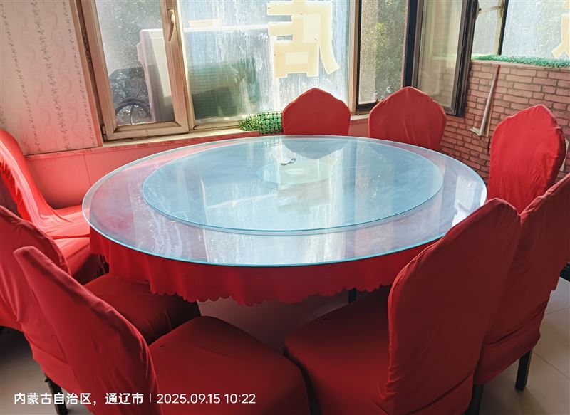 圓桌1米8，長帶10把椅子400一套，鐵藝車輪方桌200一套。4套